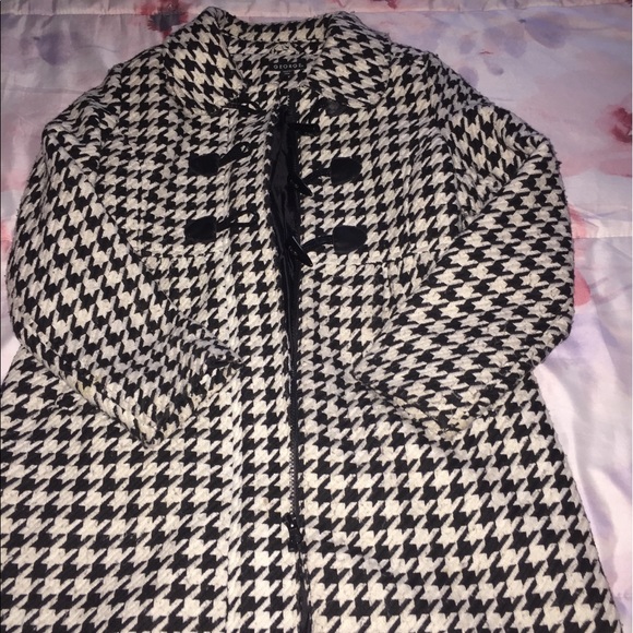 A black and white trench coat - Picture 3 of 4